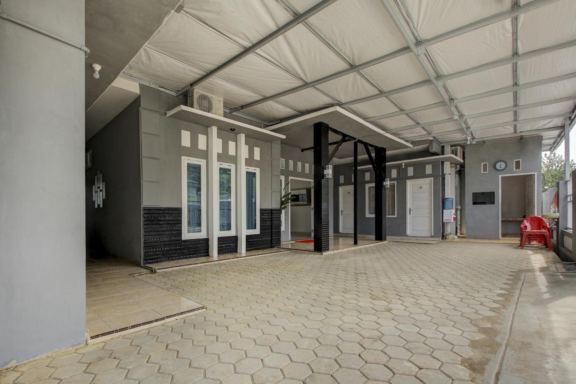 Oyo Life 3415 Penginapan Wimane Palembang Esterno foto