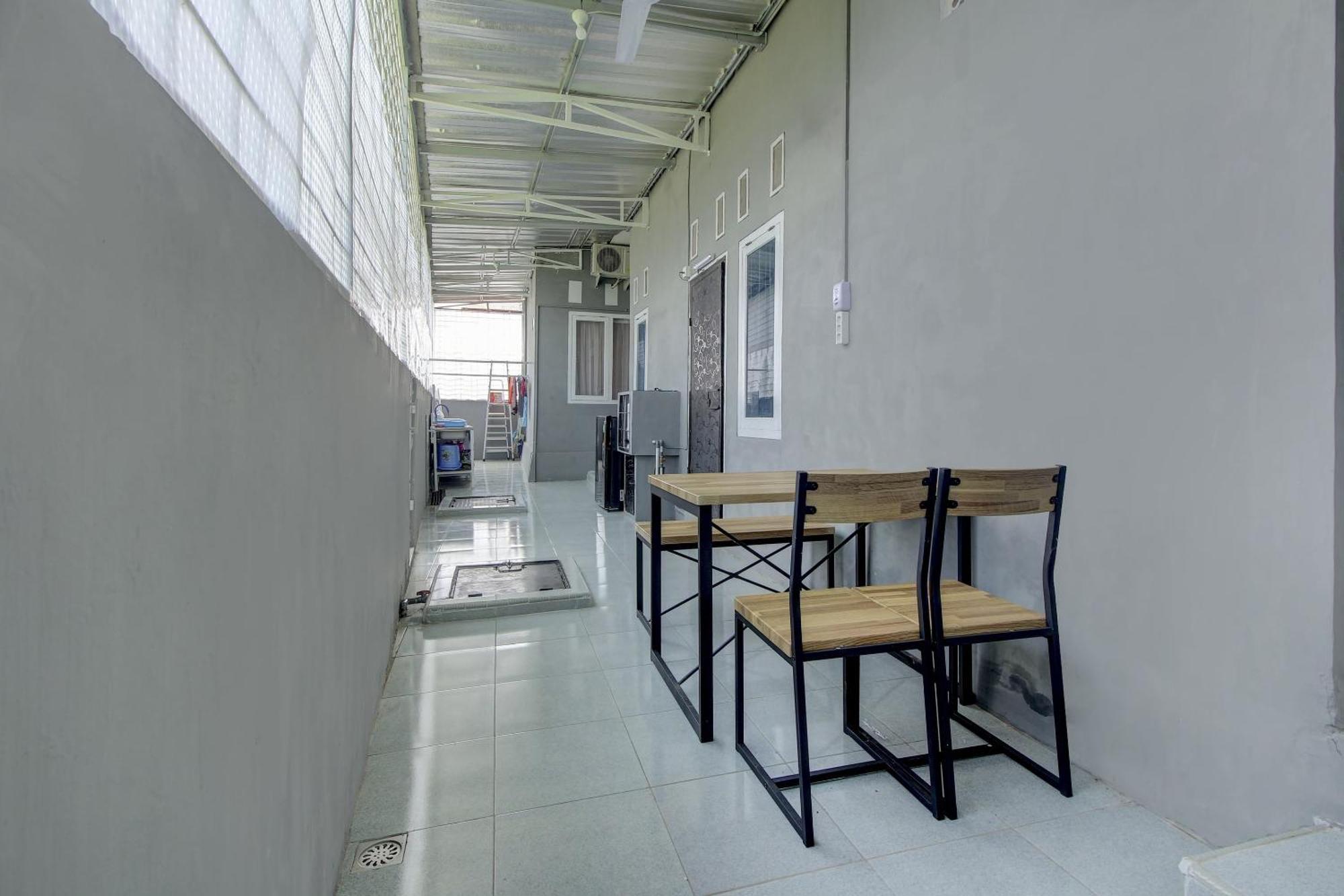 Oyo Life 3415 Penginapan Wimane Palembang Esterno foto