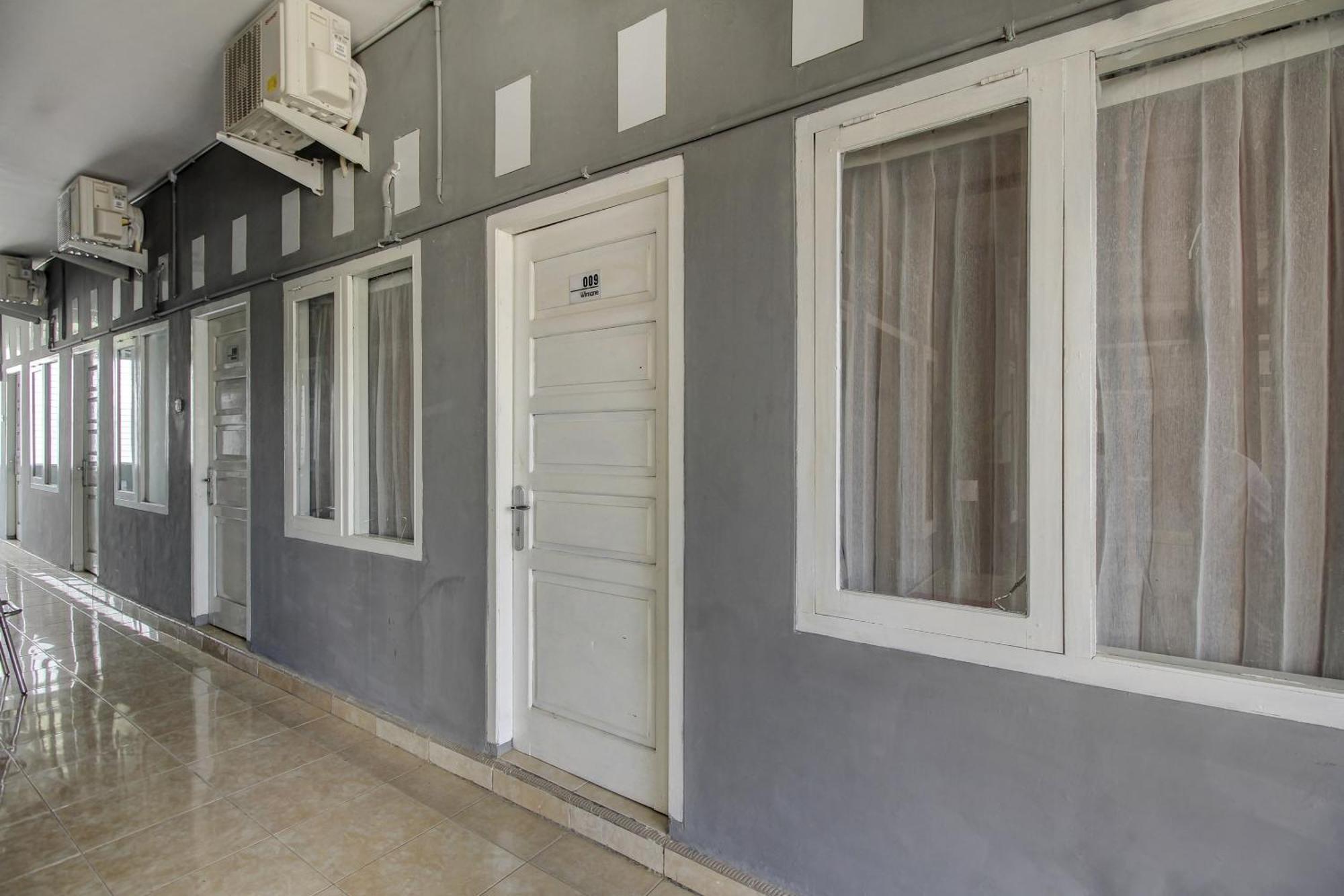 Oyo Life 3415 Penginapan Wimane Palembang Esterno foto