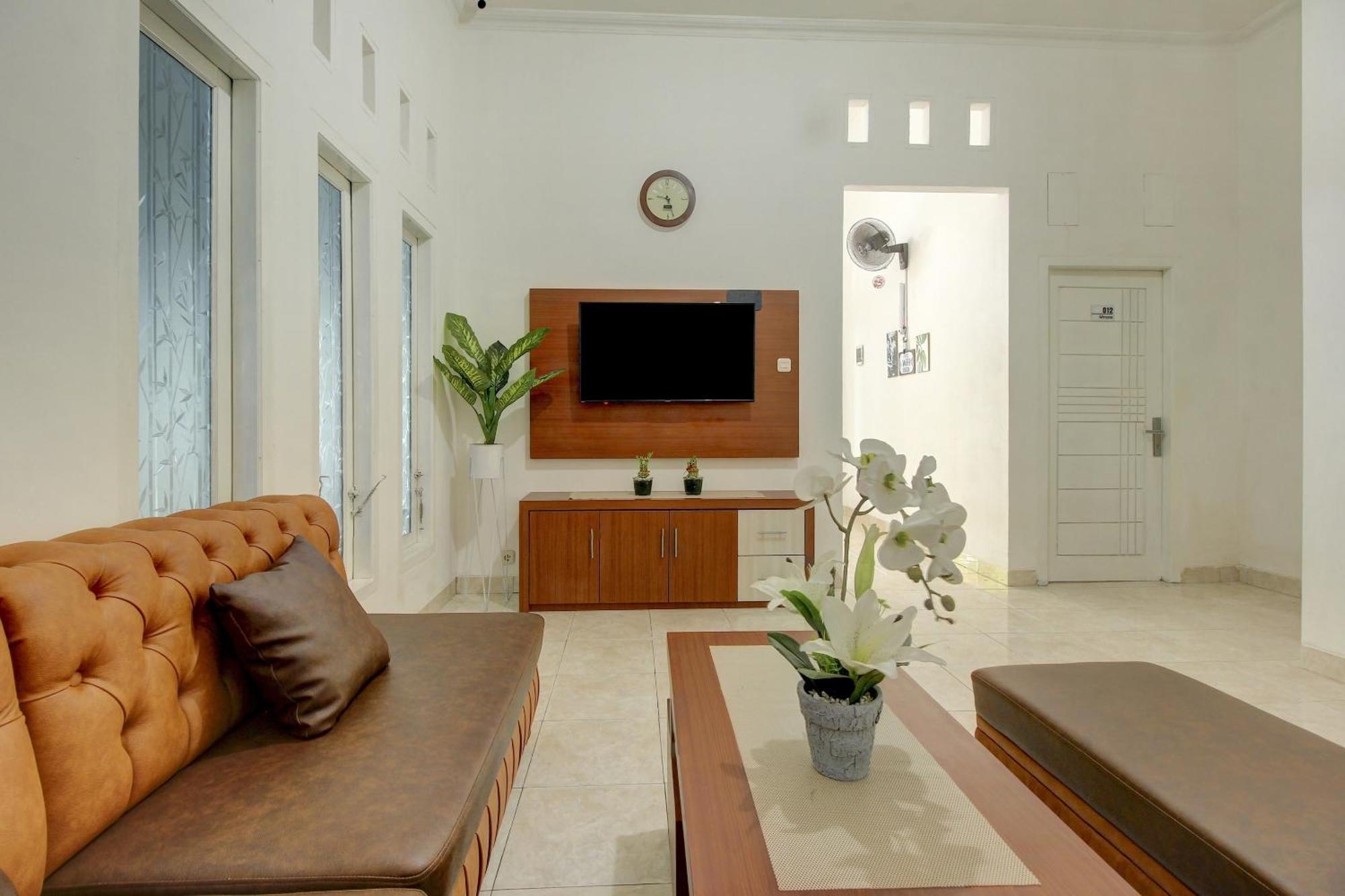 Oyo Life 3415 Penginapan Wimane Palembang Esterno foto