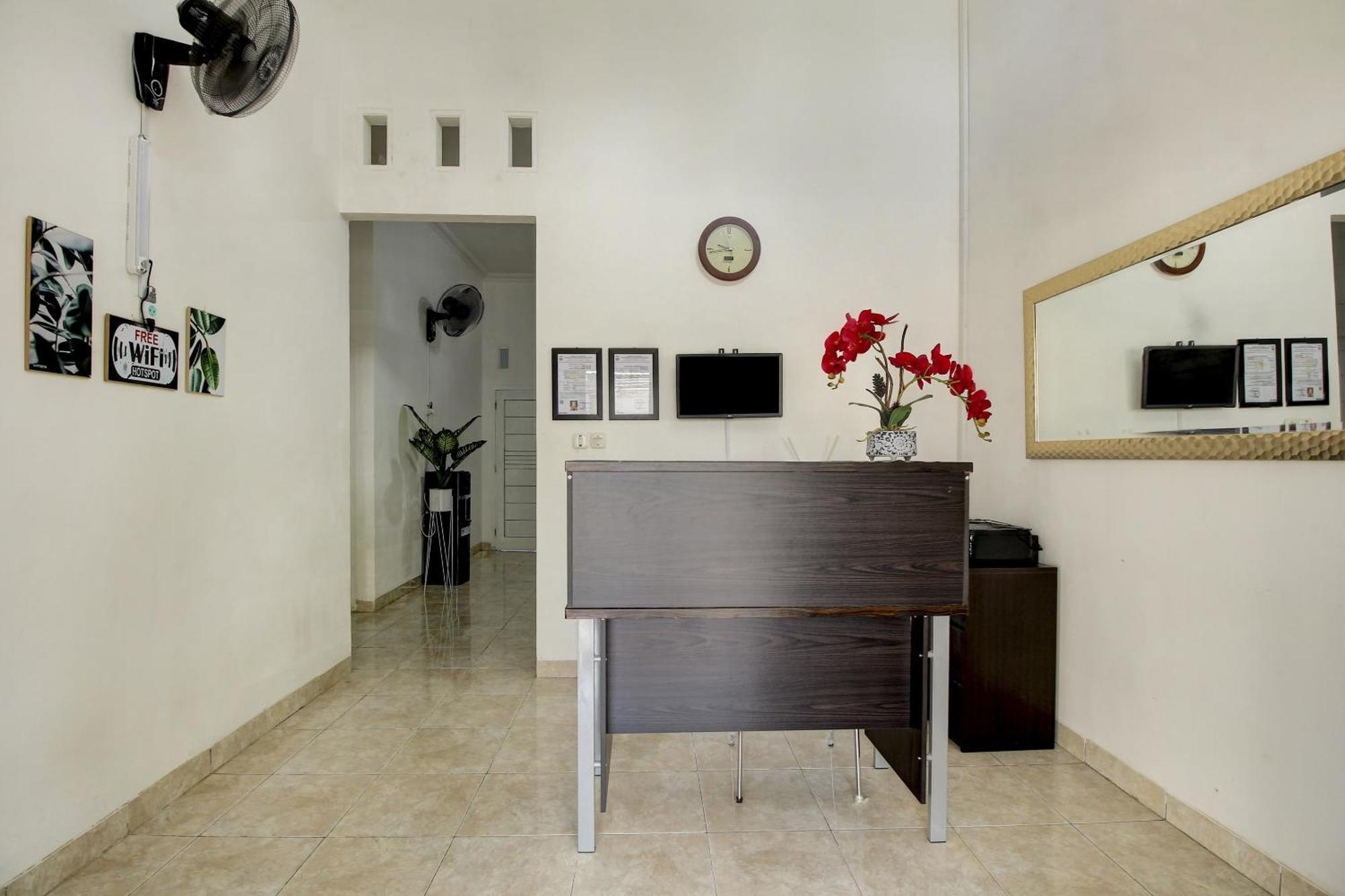 Oyo Life 3415 Penginapan Wimane Palembang Esterno foto